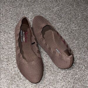 Air cooled memory foam sketchers flats